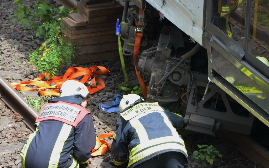 Unfall zwischen zwei KVB Bahnen Koeln Hoehenhaus Im Weidenbruch P347.JPG